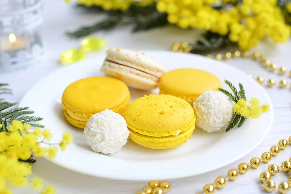 Primo Piano Amaretti Multicolori Piatto Bianco Mimosa Gialla Tavolo Legno — Foto Stock