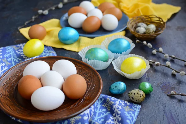 Processo Fare Uova Pasqua Uova Colore Giallo Blu Verde Sfondo — Foto Stock