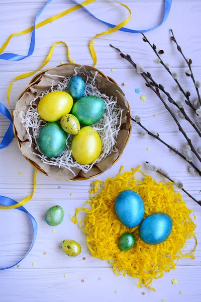 Vista Dall Alto Colorate Uova Pasqua Gialle Blu Verdi Cesto — Foto Stock