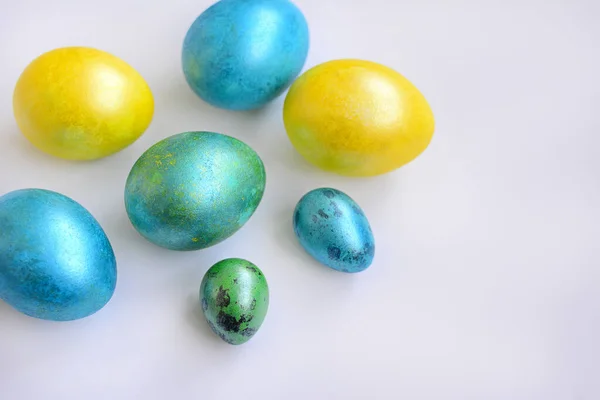 Крупним Планом Кольорові Яйця Жовтого Синього Зеленого Кольорів Білому Тлі — стокове фото