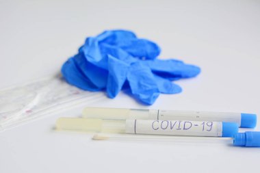 Kovid-19. Oral mukozanın yıkanma analizi. Beyaz arka planda yeni bir koronavirüs enfeksiyonu, eldiven ve koruma maskesi teşhisi için mukus örneği. Coronavirus hastalığı.