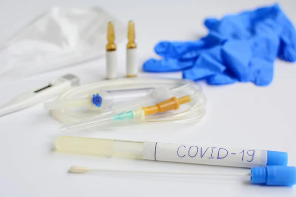 Coronavirus 2019 Лабораторна Трубка Зразком Рукавицями Маскою Термометром Крапельницею Ліками — стокове фото
