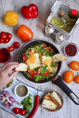 Tavada yumurta, haşlanmış sebze ve otlar, yakın plan. Kırsal kahvaltı. Dikey