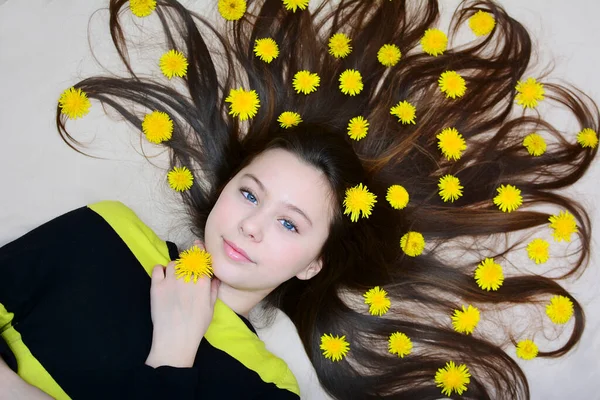 Retrato Uma Jovem Com Flores Dente Leão Amarelo Seu Cabelo — Fotografia de Stock