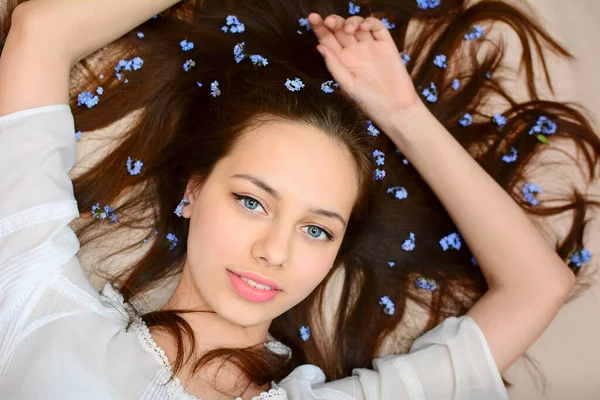 Uma Menina Sorridente Com Cabelo Longo Bonito Com Flores Esquecer — Fotografia de Stock