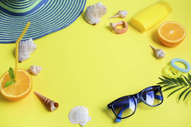 Yaz tatili kavramı. Parlak sarı bir arka planda denizde dinlenmek için yazlık şeylerin tasarımı. Yakın plan. Tasarım ve metin için boşluk.