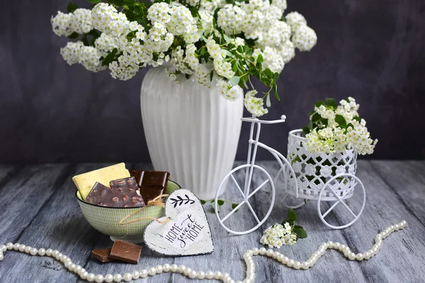 Zátiší Detaily Miska Čokoládou Dekorativní Kolo Květinami Bílé Korálky Dřevěné — Stock fotografie