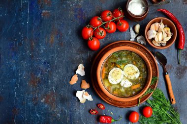 Yumurta, domates ve acı biberli iştah açıcı sebze çorbasının üst görüntüsü. Koyu kırsal bir zemin üzerinde acı biber ve dizayn için yan alan. Lezzetli ve sağlıklı yemekler..