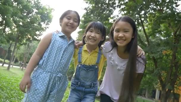 Slow motion shot : Groupe de petites filles asiatiques heureuses jouant ensemble dans le parc — Video