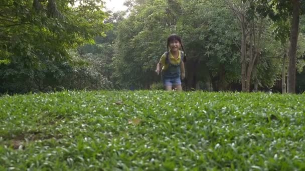 Zpomalený záběr: asijské malé radostné holčičky v parku s sluneční světlo