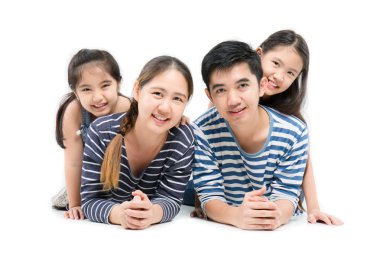 Sağlıklı Asya aile gülümseyen ve izole beyaz arka plan üzerinde mutlu bir aile yalan