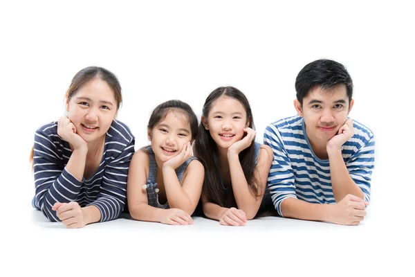 Здоровий азіатських сім'ї посміхається і лежав на білому тлі в ізольованих щаслива родина — стокове фото