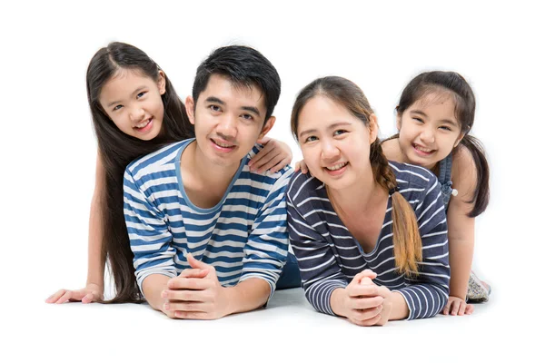 Gesunde asiatische Familie lächelnd und auf isoliertem weißen Hintergrund liegend, glückliche Familie — Stockfoto