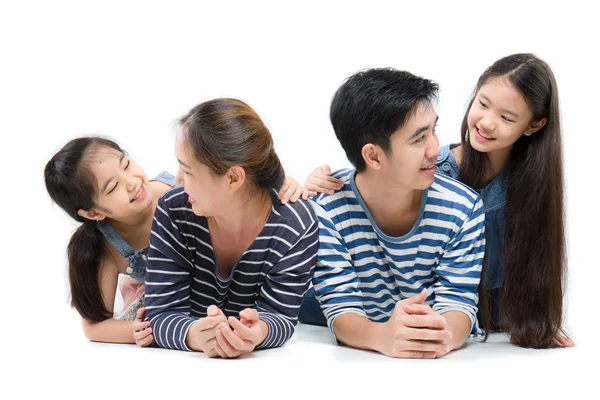 Gesunde asiatische Familie lächelnd und auf isoliertem weißen Hintergrund liegend, glückliche Familie — Stockfoto