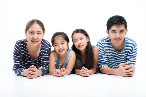 Gesunde asiatische Familie lächelnd und auf isoliertem weißen Hintergrund liegend, glückliche Familie Stockbild