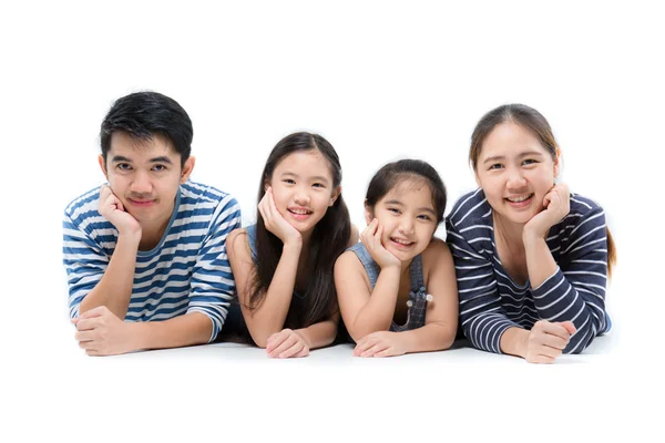 Gesunde asiatische Familie lächelnd und auf isoliertem weißen Hintergrund liegend, glückliche Familie lizenzfreie Stockfotos
