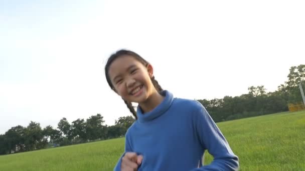Colpo al rallentatore: Felice asiatica bambina che canta e balla nel parco — Video Stock