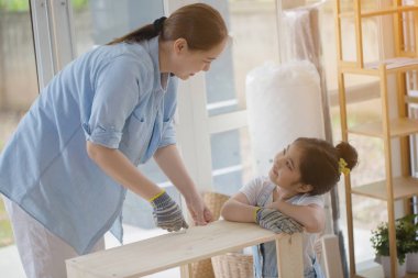 Asyalı güzel kız annesi yeni DIY mobilya evde birlikte montaj yardım