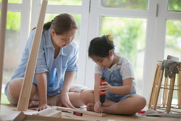 Asyalı güzel kız annesi yeni DIY mobilya evde birlikte montaj yardım