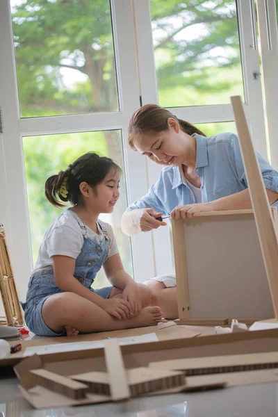 Asiatisk kvinna undervisning dottern montering nya Diy möbler hemma — Stockfoto