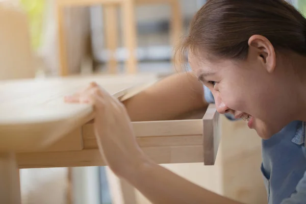 Asiatisk kvinna montering nya Diy möbler hemma — Stockfoto