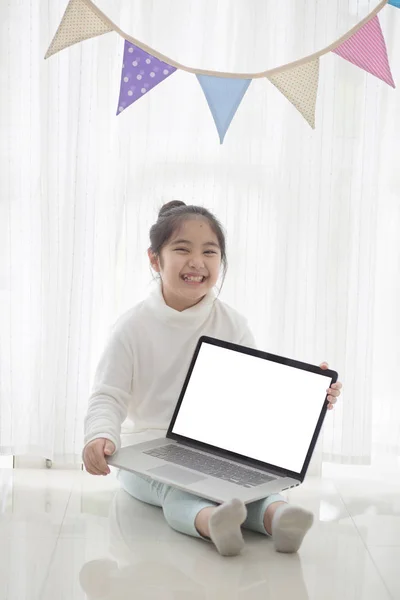 Счастливая Азиатская Девушка Показывает Экран Ноутбука Украшенной Комнате Треугольным Партийным — стоковое фото