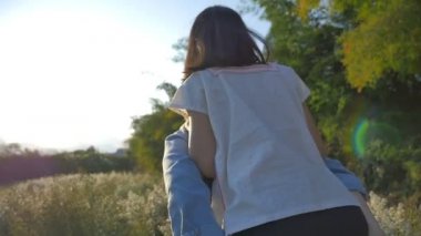 Asyalı kızı çiçek alanında çalışan annesi olarak omzunda ağır çekim