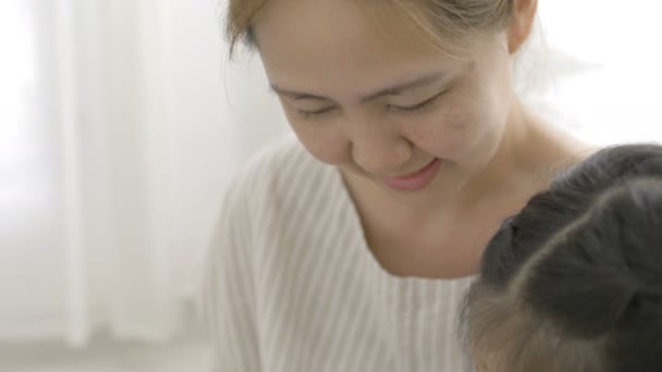 4k: Slow motion av Happy asiatiska mor och dotter tittar hennes foto på digitala tablett tillsammans hemma — Stockvideo