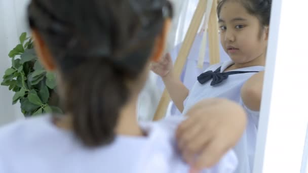 4k: zpomalené Asijská studentka dresinkem školní uniformu připravit do školy — Stock video