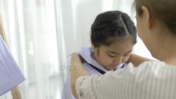 4 k: 彼女を助ける母のスローモーションは若い娘の登校準備 — ストック動画