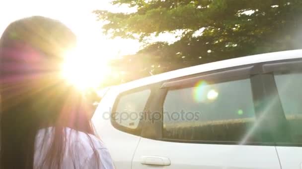 4K: Feliz chica asiática lavando coche en el agua salpicaduras y la luz del sol en casa — Vídeos de Stock