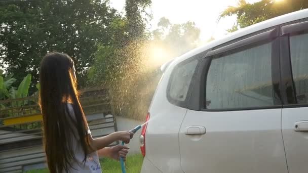 Feliz Chica Asiática Lavando Coche Agua Salpicaduras Luz Del Sol — Vídeos de Stock