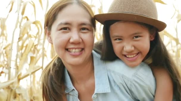 Aziatisch meisje met haar moeder genieten van in de Wei samen, Slow-motion shot — Stockvideo
