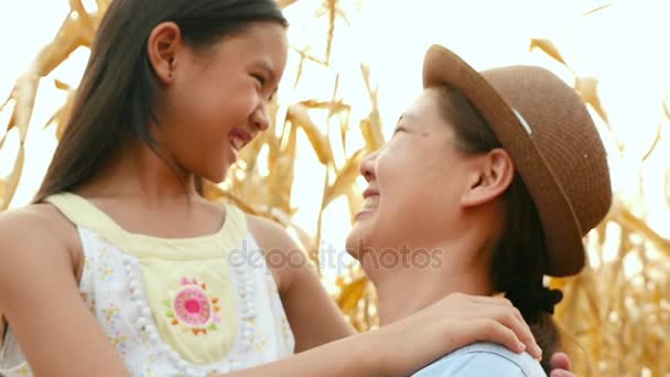 Azjatyckie dziewczyna z matką, ciesząc się razem na łące, Slow motion shot — Wideo stockowe