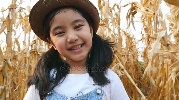 Feliz chica asiática sonriendo en el campo de maíz, disparo en cámara lenta — Vídeo de stock