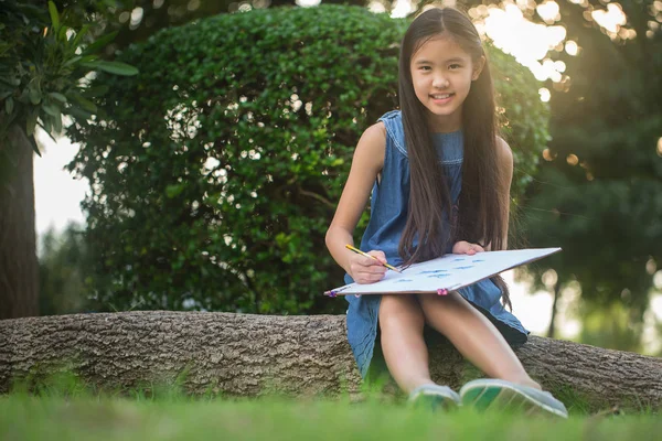 Glücklich Asiatische Mädchen Genießen Zeichnen Bilder Park — Stockfoto