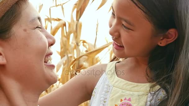 Asiática chica con su madre disfrutando en el prado juntos, cámara lenta disparo — Vídeo de stock