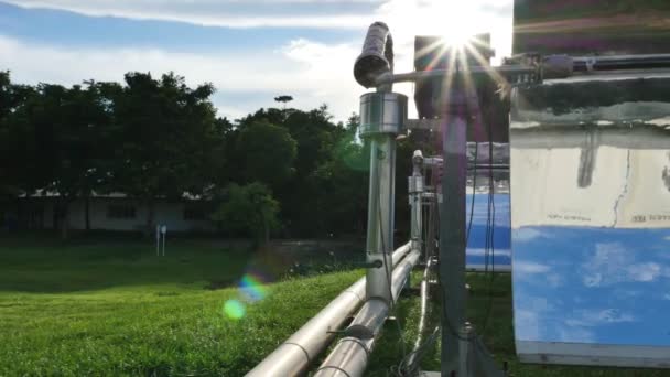 4K de paisaje de campo con plantas de energía solar, Pan shot — Vídeo de stock