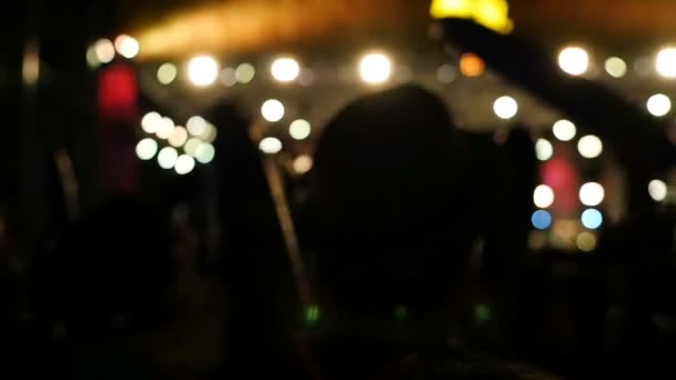 Silhouettes floues de la foule de concerts devant les lumières de la scène en Asie, plan au ralenti — Video