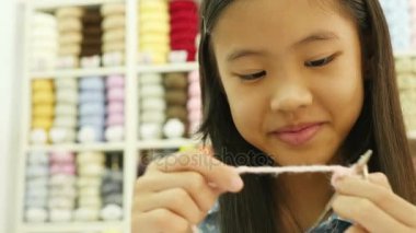 4k: yakın Asyalı kız uygulama için örgü