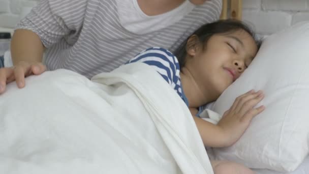 4k: matka całuje jej córka dobranoc na łóżku — Wideo stockowe