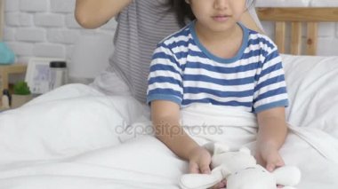 4k: Asya anne evde yatakta kızı saç tarama