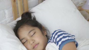 4k: Asyalı kız bebek sarılma ve yatak, uyku eğimli atış