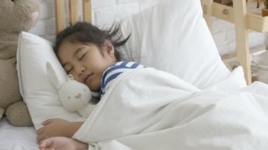 4k: bebek sarılma ve yatağa vurdu Pan uyku Asyalı kız