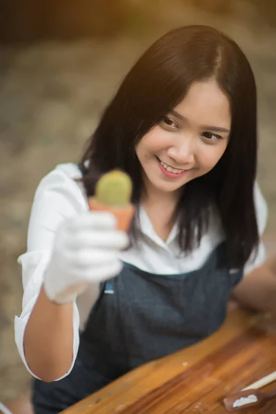 Portrait Jeune Fille Asiatique Plantation Petit Cactus Dans Pot — Photo