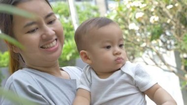 Ağır çekim Asya anne ve oğlu birlikte dışarıda oynama