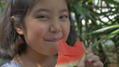 4k: Asyalı çocuk kız lezzetli karpuz yeme yakın