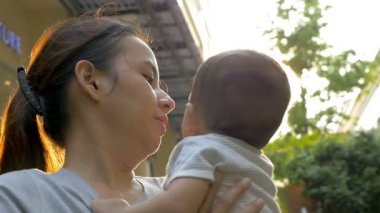 Ağır çekim Asya anne ve oğlu birlikte dışarıda oynama