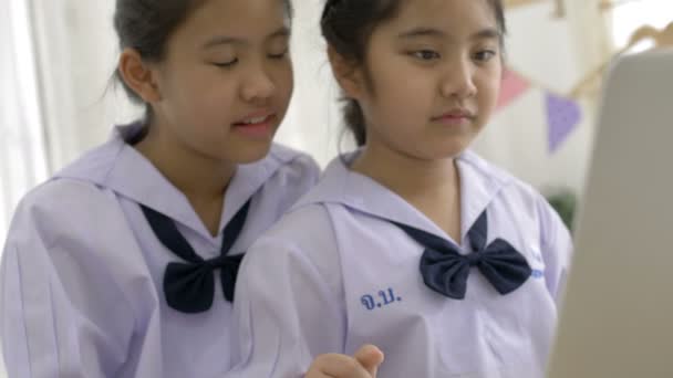 Movimento Lento Estudante Asiático Uniforme Usando Computador Portátil Juntos Tiro — Vídeo de Stock