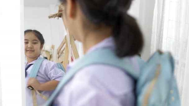 Slow Motion Asiatique Étudiant Habillage Uniforme Scolaire Préparer École — Video